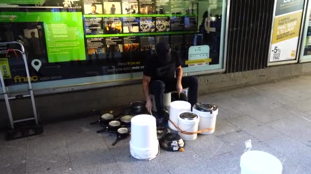 Madrid Espanha Março 2018 Músico Desconhecido Bateria Frigideiras Para Entretenimento — Vídeo de Stock