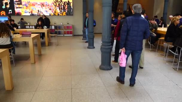 Madrid España Marzo 2018 Compradores Tienda Apple Store Plaza Puerta — Vídeos de Stock