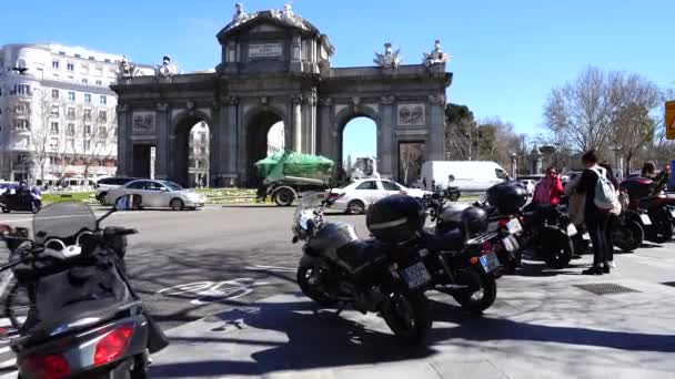 Мадрид Испания Апреля 2018 Года Puerta Alcala Alcala Gate Neo — стоковое видео