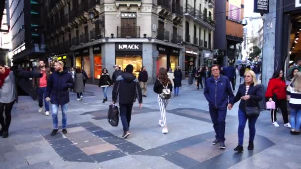 马德里 Spain 2018年3月27日 城市街道上不认识的人 马德里和西班牙最大的城市 — 图库视频影像