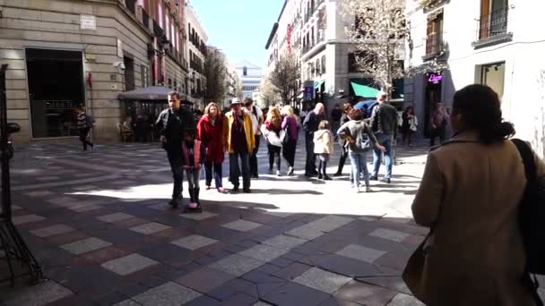 马德里 Spain 2018年3月27日 城市街道上不认识的人 马德里和西班牙最大的城市 — 图库视频影像