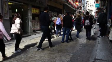 Toledo, İspanya - 30 Mart 2018: Toledo şehrinin eski bir bölgesinde, alışveriş caddesinde tanınmayan insanlar. Toledo şehri İspanya 'nın eski başkenti. Yavaş çekim.