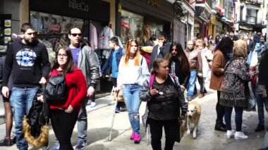 Toledo, İspanya - 30 Mart 2018: Toledo şehrinin eski bir bölgesinde, alışveriş caddesinde tanınmayan insanlar. Toledo şehri İspanya 'nın eski başkenti. Yavaş çekim.