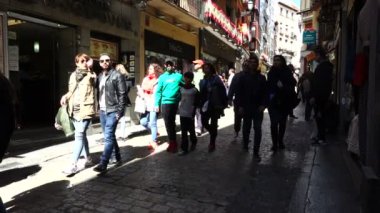 Toledo, İspanya - 30 Mart 2018: Toledo şehrinin eski bir bölgesinde, alışveriş caddesinde tanınmayan insanlar. Toledo şehri İspanya 'nın eski başkenti. Yavaş çekim.