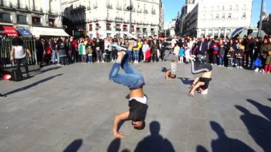 MADRID, İSPAN - 25 Mart 2018 Puerta del Sol Meydanı 'nda dansçılar. Bilinmeyen dansçılar insanları eğlendirir. Yavaş çekim.