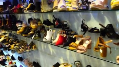 MADRID, İSPAN - 26 Mart 2018: Primark Gran Via mağazasından alışveriş. Kadın ayakkabısı seçimi.
