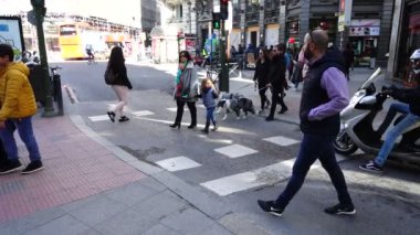 MADRID, SPAIN - 27 Mart 2018: Yaya geçidinde kimliği belirsiz insanlar karşıya geçiyor..