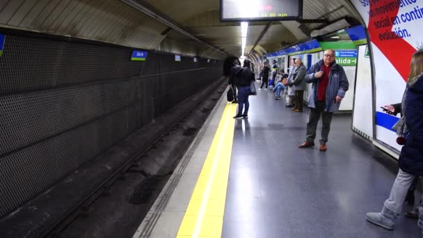 Madrid Spanien März 2018 Metrostation Gran Die Madrider Bahn Ist — Stockvideo
