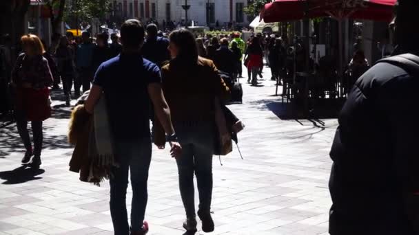Madrid Španělsko Března 2018 Neznámí Lidé Ulicích Madridu Pomalý Pohybupohyb — Stock video