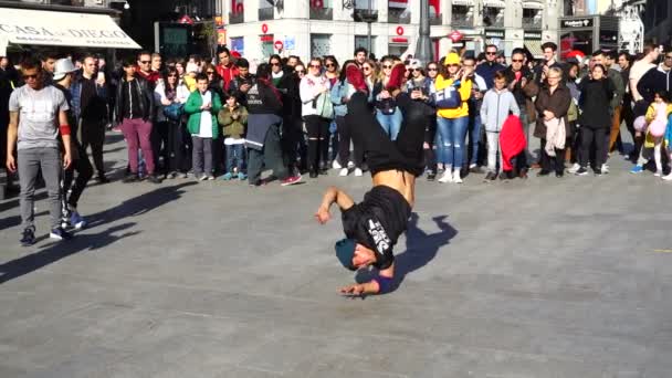 マドリード スペイン 2018年3月25日 プエルタ ソル広場のダンサー 無名のダンサーが大衆を楽しませる スローモーション — ストック動画