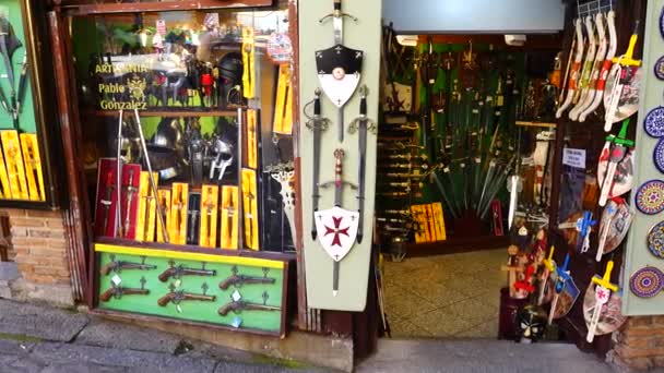 托莱多 Spain 2018年3月30日 射击武器商店橱窗 托莱多市长期以来以生产刀具而闻名 — 图库视频影像