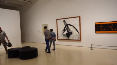 CaixaForum Madrid 'e gelen ziyaretçiler Andy Warhol 