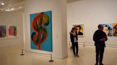 CaixaForum Madrid 'e gelen ziyaretçiler Andy Warhol 