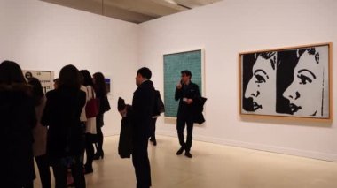 CaixaForum Madrid 'e gelen ziyaretçiler Andy Warhol 