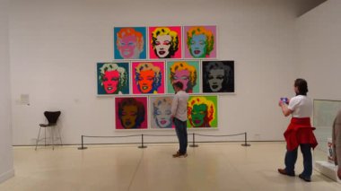 CaixaForum Madrid 'e gelen ziyaretçiler Andy Warhol 