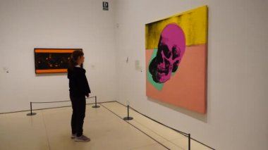 CaixaForum Madrid 'e gelen ziyaretçiler Andy Warhol 