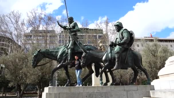 Мадрид Испания Апреля 2018 Года Памятник Мигелю Сервантесу — стоковое видео