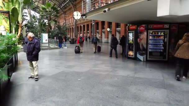 Madrid España Abril 2018 Personas Desconocidas Estación Tren Atocha Atocha — Vídeos de Stock