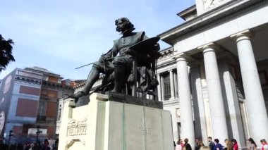 MADRID, İSPAN - 05 Nisan 2018 Diego Velazquez 'in bronz heykeli. Prado Müzesi yakınlarında bilinmeyen kişiler.