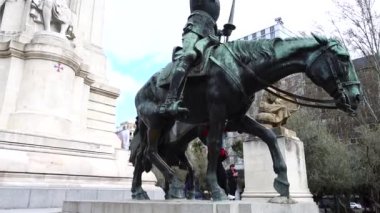 MADRID, İspanya - 3 Nisan 2018 Miguel de Cervantes Anıtı.