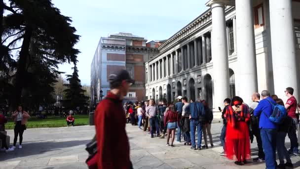 Madrid Spagna Aprile 2018 Lunga Fila Museo Del Prado Ore — Video Stock