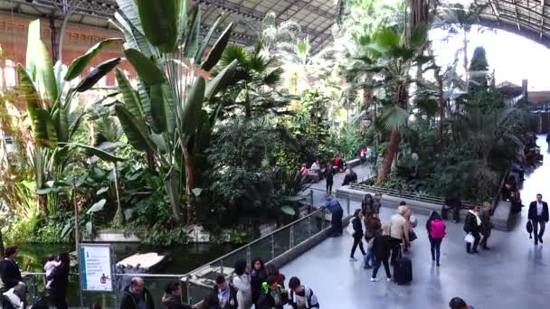 Madrid España Abril 2018 Personas Desconocidas Estación Tren Atocha Atocha — Vídeos de Stock