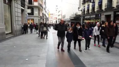 MADRID, SPAIN - 25 Mart 2018 Madrid.Preciados Caddesi 'nde bilinmeyen insanlar. Madrid 'in en popüler alışveriş caddesi..