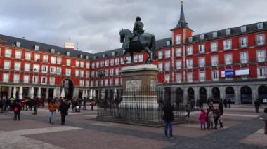 MADRID, İspanya - 26 Mart 2018 Plaza Mayor. Plaza Mayor, İspanyol başkentinin merkez meydanlarından biri. Plaza Belediye Başkanı (İngiliz Ana Meydanı) Philip III sırasında inşa edildi..
