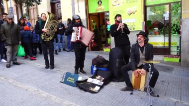 MADRID, İSPAN - 25 Mart 2018: El Rastro pazarında müzisyenler. El Rastro bit pazarı, İspanya 'nın en popüler pazarı, açık gökyüzünün altında.