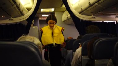 KIEV, UKRAINE - 23 Mart 2018: Boryspil Uluslararası Havaalanı. Hostes, yolculardan önce personel güvenliği bildirimi yapar..