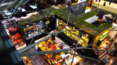 MADRID, İSPAN - 25 Mart 2018 San Anton Market. Piyasa Chueka Bölgesi 'nin merkezindedir..