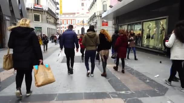 Madrid Španělsko Března 2018 Neznámí Lidé Ulicích Madridu Nejoblíbenější Nákupní — Stock video