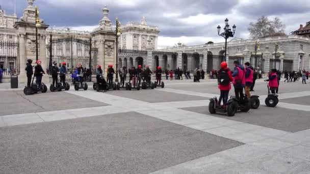 Madrid Espanha Março 2018 Turistas Desconhecidos Sobre Palácio Real Palácio — Vídeo de Stock