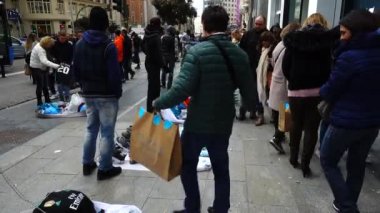 MADRID, İSPAN - 25 Mart 2018 Gran Via caddesinde bilinmeyen insanlar. Sokakta yasadışı ticaret..