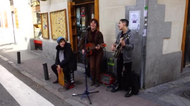 MADRID, İSPAN - 25 Mart 2018: El Rastro pazarında müzisyenler. El Rastro bit pazarı, İspanya 'nın en popüler pazarı, açık gökyüzünün altında.