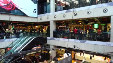 MADRID, İspanya - 25 Mart 2018: Bilinmeyen insanlar San Anton pazarında. Piyasa Chueka Çeyreği 'nin merkezinde yer alıyor..