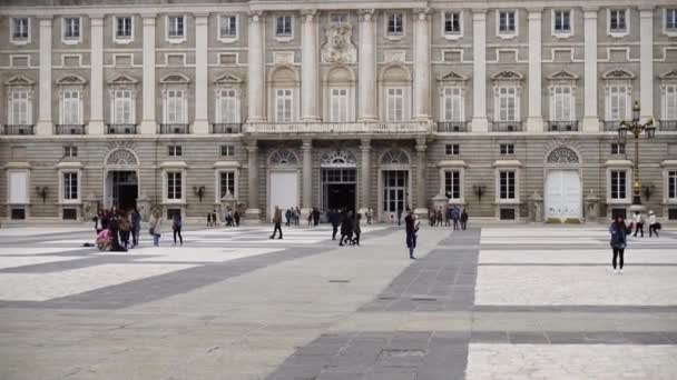 Madrid España Marzo 2018 Turistas Desconocidos Sobre Palacio Real Palacio — Vídeo de stock