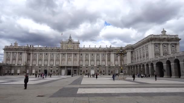 Madrid España Marzo 2018 Turistas Desconocidos Sobre Palacio Real Palacio — Vídeo de stock