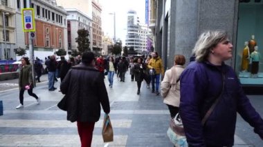 MADRİD, İSPAN - 25 Mart 2018 Madrid sokaklarında tanınmayan insanlar. Yavaş çekim.