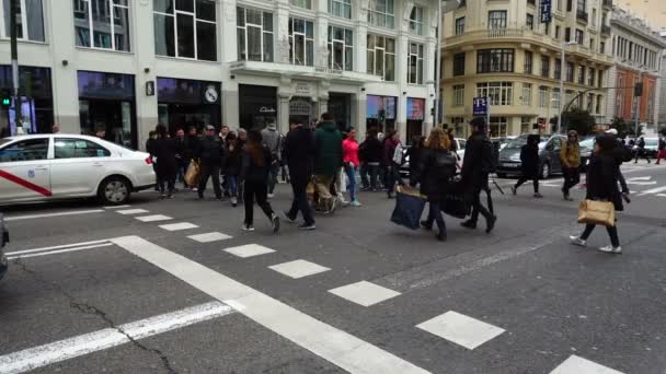 Madrid Espagne Mars 2018 Des Inconnus Traversent Route Croisement Rue — Video