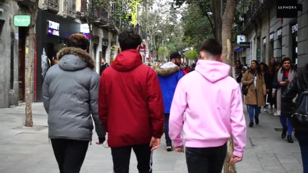 马德里马德里 2018年3月25日 马德里街头不认识的人 人们沿着Fuencarral街流动 慢动作 — 图库视频影像