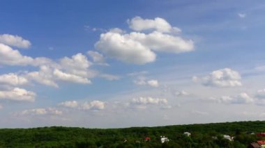 Gökyüzündeki bulutlar. Zaman aşımının çekimi.