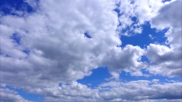 Nuages dans le ciel. Prise de vue du laps de temps.