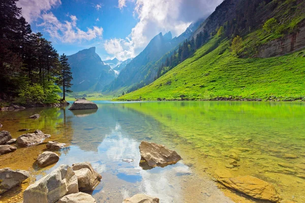 İsviçre 'nin İsviçre Alplerinde Appenzell yakınlarında Seealpsee Gölü