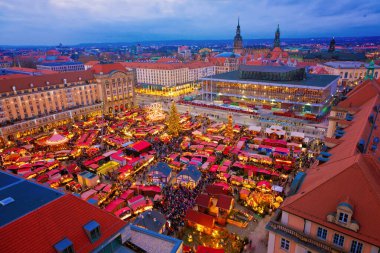 Almanya 'nın Dresden kentindeki Noel pazarının panoramik görüntüsü 
