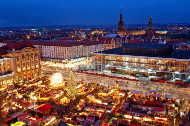Almanya 'nın Dresden kentindeki Noel pazarının panoramik görüntüsü 
