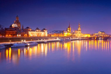 Dresden, Almanya 'da Frauenkirche yakınlarında Noel Pazarı