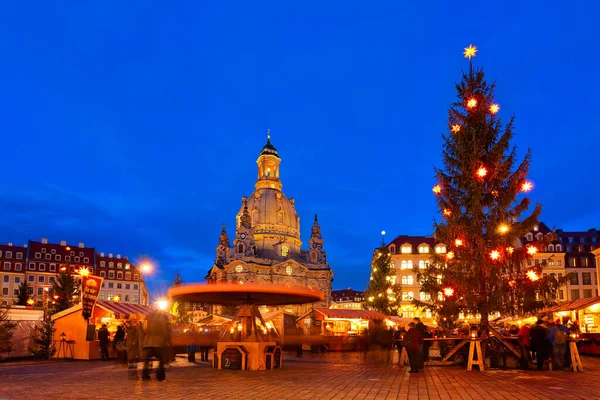 Dresden, Almanya 'da Frauenkirche yakınlarında Noel Pazarı
