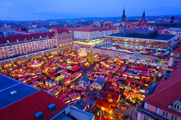 Almanya 'nın Dresden kentindeki Noel pazarının panoramik görüntüsü 