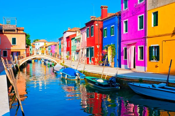 Venedik, İtalya yakınlarındaki Renkli Burano Adası 